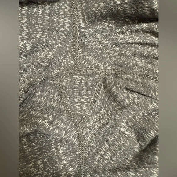 Lululemon Grey Wunder Under Crop Sz(6) - Picture 5 of 6